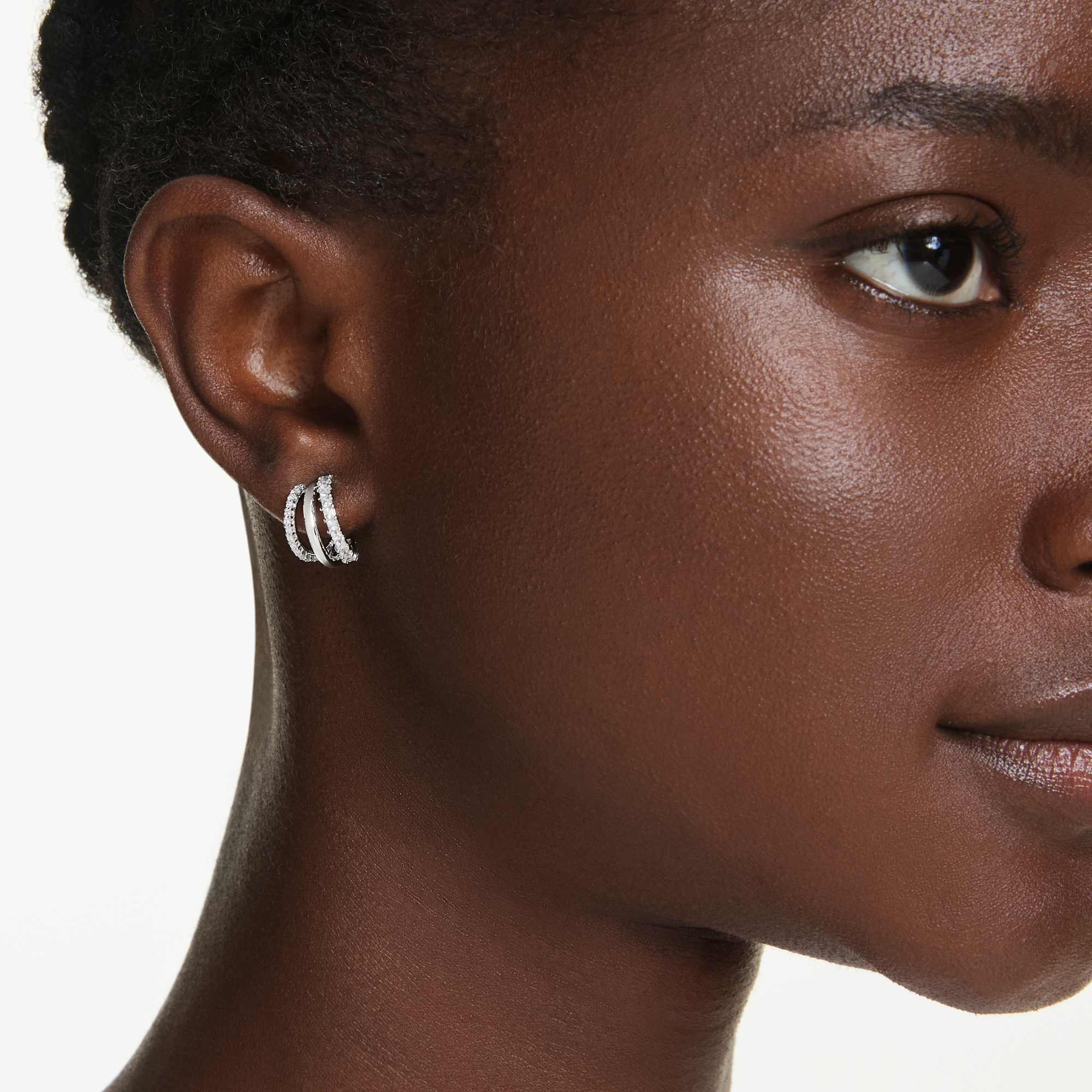 היפרבולה עגילים בחיתוכים עגולים שיבוץ פאווה בציפוי לבן